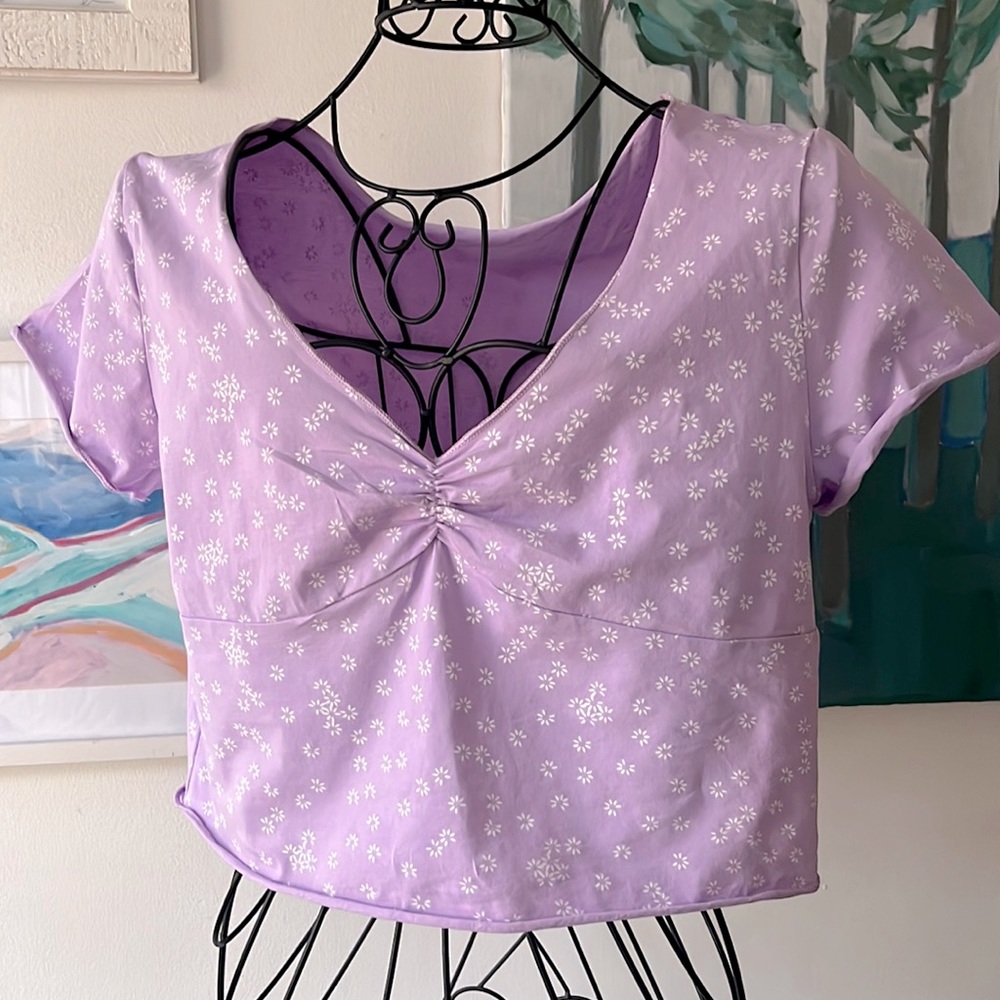 Cute lavender crop top with little white flowers. Great condition. Size L SHEIN